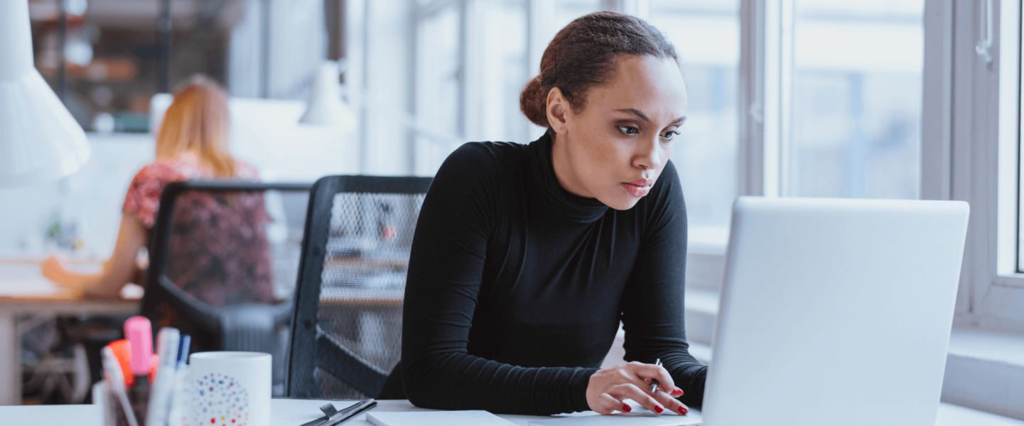 A woman looking up what a 675 credit score means.