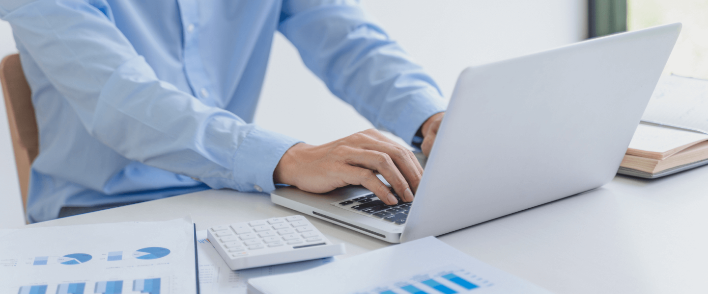 A man on his laptop looking up how to remove child support from his credit report.